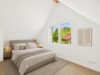 Charmantes Eckhaus mit drei Wohneinheiten und sonnigem Grundstück - Visualisierung: Helles Schlafzimmer mit charmanten Dachschrägen