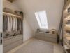Charmantes Eckhaus mit drei Wohneinheiten und sonnigem Grundstück - Visualisierung: Ankleidezimmer im Dachgeschoss mit Dachfenster