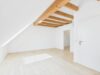 Charmantes Eckhaus mit drei Wohneinheiten und sonnigem Grundstück - Blick in den offenen Wohnbereich im Dachgeschoss