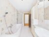 Wohnen mit Sonne & Weitblick, 3,5 Zimmer-Wohnung in Ebersberg - Badezimmer mit Dusche & Wanne