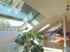 Luxus und Individualität, Design-Maisonette in Alt-Bogenhausen - Wohnzimmer (Galerie) mit großem Cabriofenster